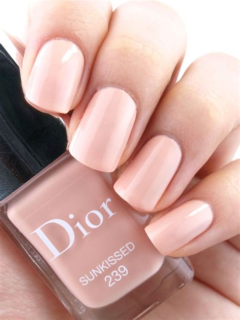 DIOR NAILS .